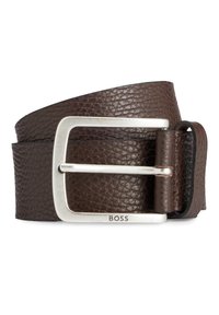 Ceinture en cuir marron foncé avec une finition texturée, dotée d'une boucle rectangulaire en métal argenté et d'un logo de marque visible.
