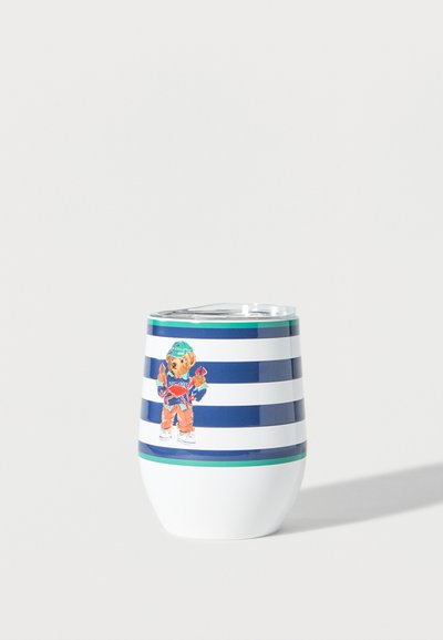 Isolert kopp med hvite og blå striper, grønn detalj og en illustrasjon av en bjørn som har på seg en grønn hatt og fargerike klær.