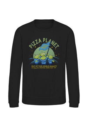 Sort sweatshirt med tre grønne rumvæsener, der holder et flag under teksten "Pizza Planet" og et slogan om stjerneklyngekvalitet siden 1995.