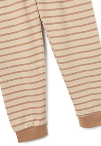 Pantalones joggers beige con rayas horizontales de color marrón claro, con cinturilla elástica y puños, hechos de una tela suave y con textura lisa.