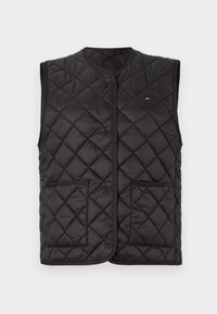Černá prošívaná vesta s kulatým výstřihem, zapínáním na patentky a dvěma předními kapsami. Má prošívání v diamantovém vzoru a akcent s logem.