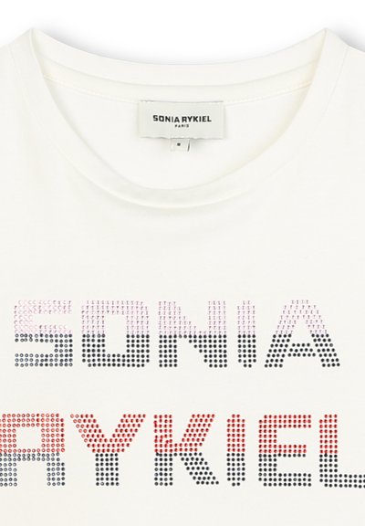 Biała bawełniana koszulka z napisem "SONIA RYKIEL" z kryształkami, przechodzącym od różowego do czarnego; okrągły dekolt i widoczna metka przy kołnierzyku.