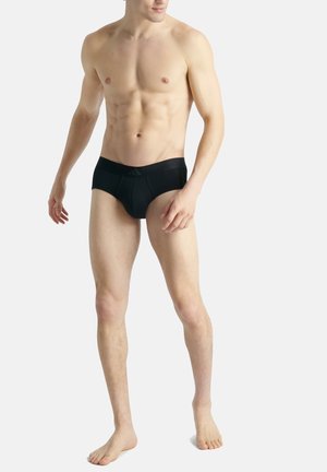 Schwarze Herren-Schwimmbriefe aus dehnbarem Stoff, mit einem breiten elastischen Bund und einem kleinen Logo. Einfaches Design, enganliegende Passform.
