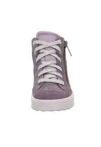 Paarse suede hoge sneakers met zilveren veters en een zijrits. Voorzien van een witte rubberen zool en een ronde neus. Gladde textuur.