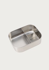 Matboks i rustfritt stål med rektangulært design, utstyrt med en skillevegg for separasjon og en glatt, blank overflate. Avrundede kanter.