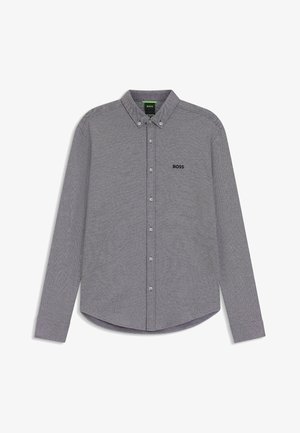 Szara koszula z długim rękawem, kołnierzykiem i subtelnie strukturalnym wzorem. Na piersi znajduje się małe czarne logo "BOSS".