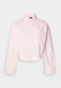 Camicia button-up cropped di colore rosa chiaro con maniche lunghe, taschino sul petto e dettagli ricamati sulla tasca. Realizzata in tessuto di cotone.
