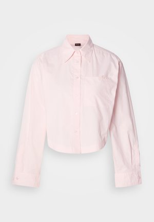 Kuttet lys rosa skjorte med lange ermer, en brystlomme og broderte detaljer på lommen. Laget av bomullsstoff.