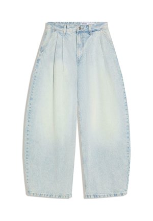 Világoskék, széles szárú farmernadrág magas derékkal, elöl redőzött és elülső zsebekkel, fehér háttéren lefektetve.