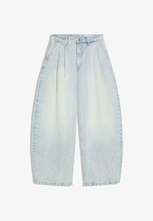 Lichtblauwe wijde jeans met hoge taille, plooien aan de voorkant en voorzakken, plat gelegd op een witte achtergrond.
