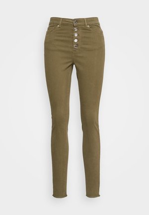 Jeans skinny verde oliva com fecho de quatro botões prateados, bolsos frontais e bainha desfiada. Feitas de material de denim, com design ajustado.