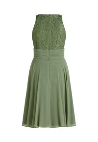 Robe verte avec un haut en dentelle et une jupe plissée. Le corps a des détails en dentelle complexes et le tissu a une texture lisse.