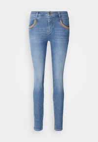 Jean skinny bleu clair avec lavage délavé, bouton et fermeture éclair à l'avant, passants pour ceinture et bordure marron incurvée sur les poches avant.