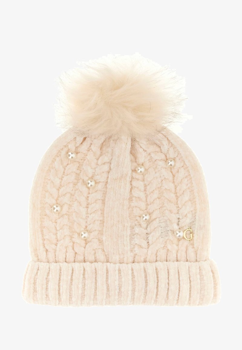 Rožinė megzta kepurė su dirbtiniu kailio pom-pomu, perlų akcentais ir giliu rankoviu. Turi tekstūruotą kabelinį raštą visoje kepurėje.