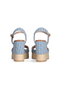 Sandale cu talpă wedges cu model albastru, cu curele pentru glezne, cu o parte superioară dintr-un material texturat și o talpă naturală din jute țesut.