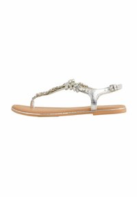 Sandali metallici argento con design a infradito, adornati con accenti simili a gemme, soletta testurizzata e cinturino alla caviglia regolabile.