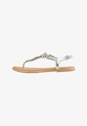 Silberne metallische Sandalen mit einem Zehensteg-Design, verziert mit edelsteinähnlichen Akzenten, strukturiertem Fußbett und verstellbarem Knöchelriemen.