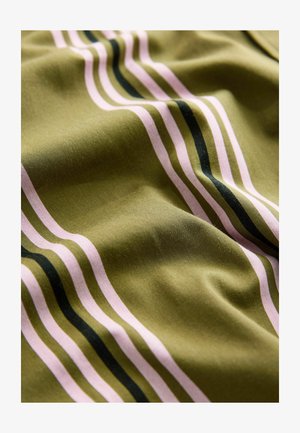 Grüner Stoff mit horizontalen Streifen in Pink und Schwarz. Die Textur ist glatt mit einem leichten Glanz, der das Muster und die Farben betont.