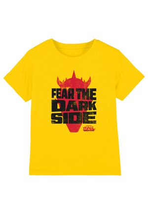Gelbes T-Shirt mit roter stilisierter Maske und fettem schwarzen Text „FEAR THE DARK SIDE“ zentriert auf der Vorderseite.