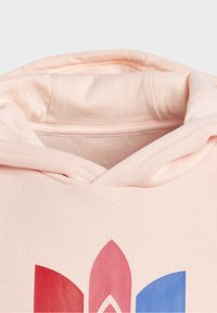 Felpa color pesco con cappuccio e cordoncino, caratterizzata da un grande logo a tre foglie in rosso, rosa e blu sul davanti. Tessuto in cotone morbido.