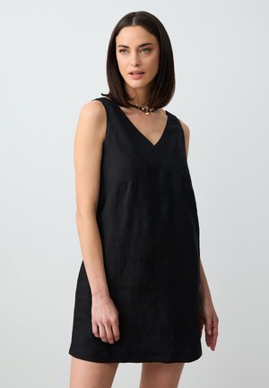 Schwarzes Leinenkleid mit V-Ausschnitt, ärmellosem Design und minimalistischer Silhouette. Der Stoff hat eine dezente Textur und eine glatte Oberfläche.
