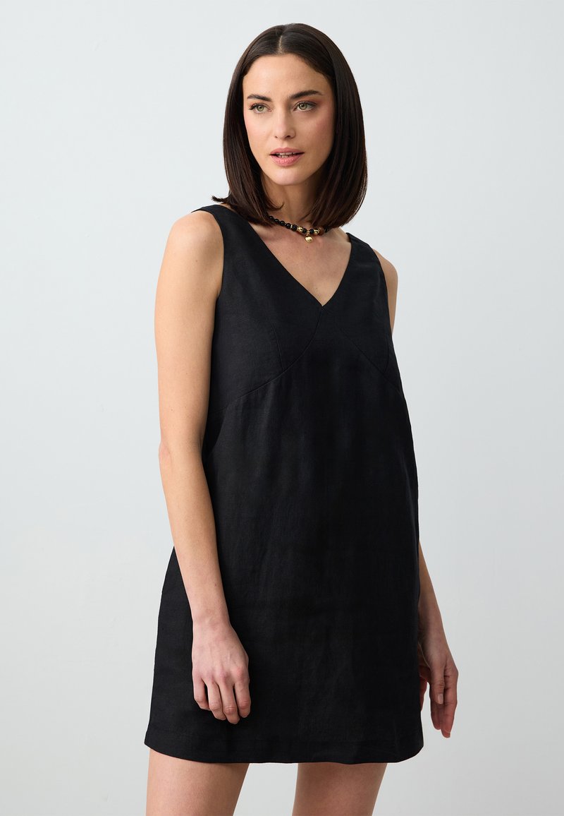 Schwarzes Leinenkleid mit V-Ausschnitt, ärmellosem Design und minimalistischer Silhouette. Der Stoff hat eine dezente Textur und eine glatte Oberfläche.