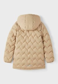 Veste beige matelassée avec capuche, présentant un motif en losange, des poignets élastiques et un ourlet courbé. Matière synthétique lisse.