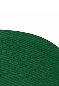 Grüner Stoffhut mit glatter Textur, der konzentrische Nähmuster aufweist und eine feste, abgerundete Oberseite hat. Der Rand ist leicht gebogen.