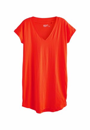 Robe T-shirt en coton rouge avec un col en V et des manches courtes, offrant une coupe décontractée et un ourlet arrondi au bas.