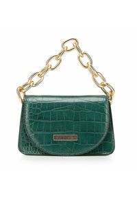 Sac à main en simili croco vert avec une anse en chaîne dorée et une petite plaque rectangulaire dorée de la marque sur le rabat avant.