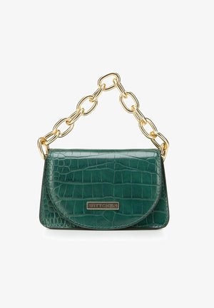 Bolso de mano de cuero de textura cocodrilo verde con un asa de cadena dorada y una pequeña placa de marca rectangular dorada en la solapa frontal.