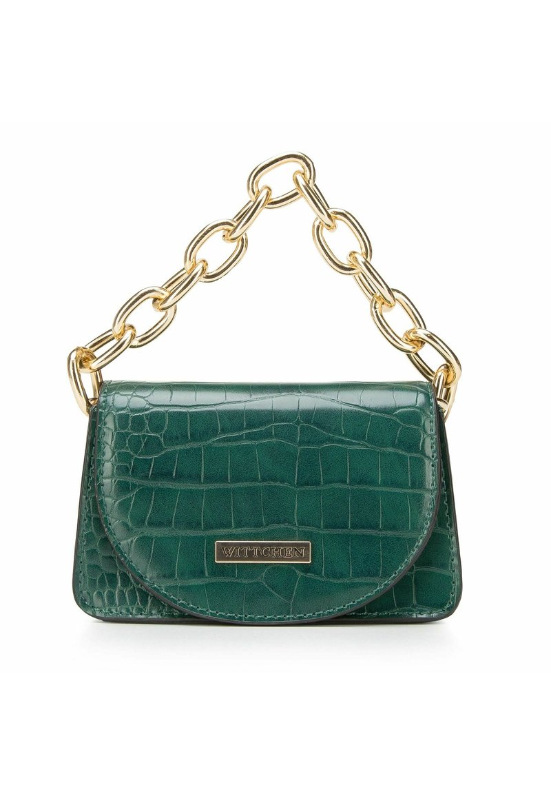 Sac à main en simili croco vert avec une anse en chaîne dorée et une petite plaque rectangulaire dorée de la marque sur le rabat avant.