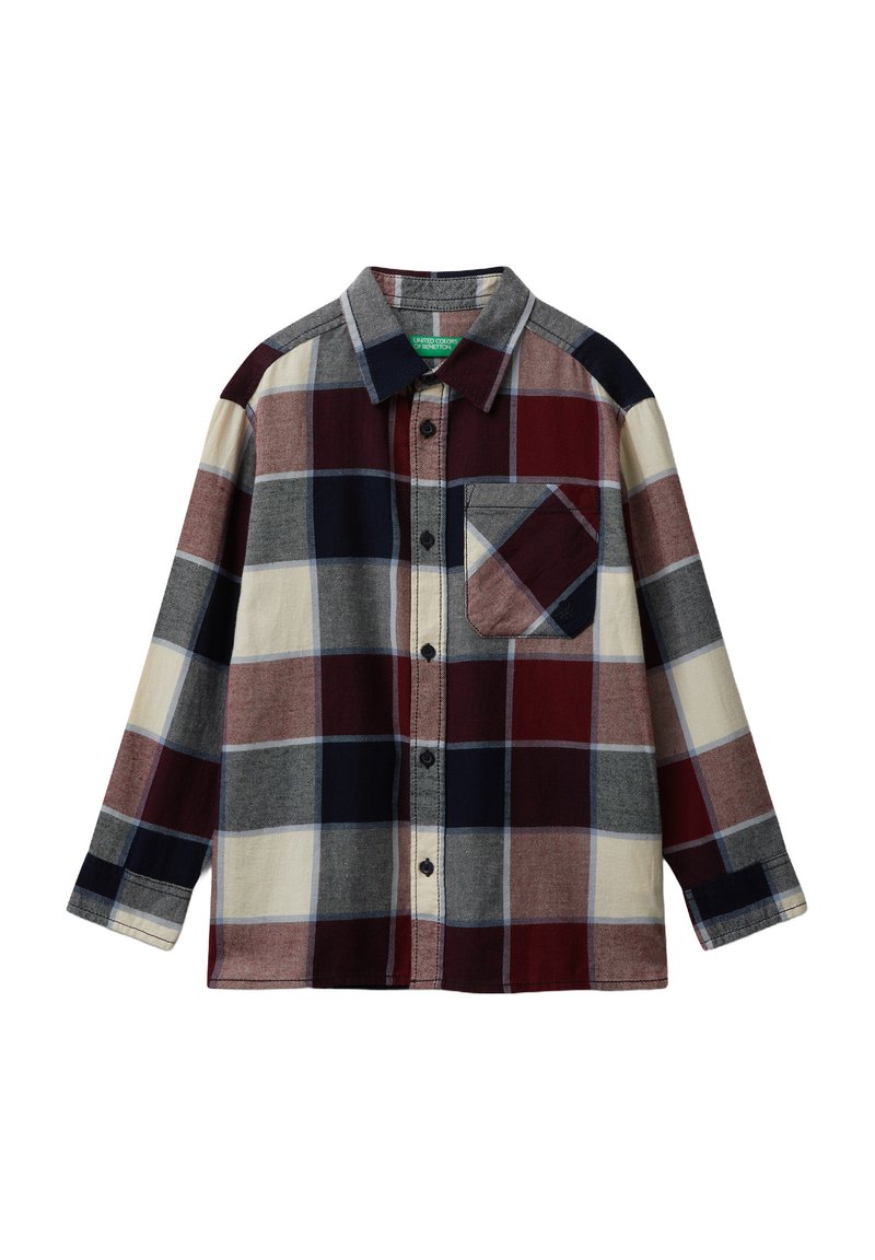 Camicia a maniche lunghe con bottoni, caratterizzata da un ampio motivo a quadri in bordeaux, blu navy, crema e grigio, con taschino frontale e colletto classico.