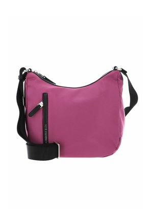 Bolso bandolera de nylon rosa con una correa negra, que cuenta con un bolsillo con cremallera y una forma suave y redondeada. Incluye detalles de metal en color plateado.