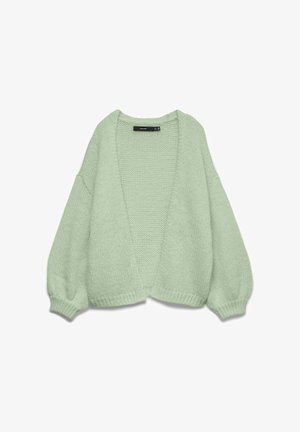 Cardigan tricoté épais vert clair avec manches longues bouffantes et devant ouvert, présenté à plat sur fond blanc.