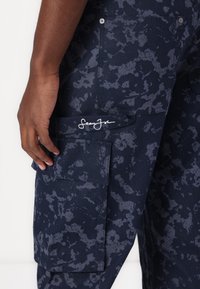 Sean John SCRIPT LOGO CAMOUFLAGE - Pantalon cargo - blue