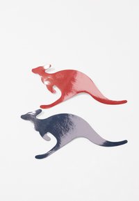 Zwei metallische Silhouetten von Kängurus, eine rot und eine blaugrau, mit glänzenden Oberflächen und kurvenreichen Formen, platziert auf einem weißen Hintergrund.