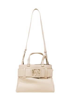 Bolso de mano beige con diseño estructurado, cuero texturizado, asas dobles y correa de hombro desmontable. Presenta un destacado detalle de cinturón con el logo.