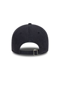 Μαύρο καπέλο μπέιζμπολ από ύφασμα με καμπυλωτό γείσο, οπές αερισμού και μεταλλικό ρυθμιζόμενο λουράκι για προσαρμογή μεγέθους. Ομαλή υφή και κλασικός σχεδιασμός.