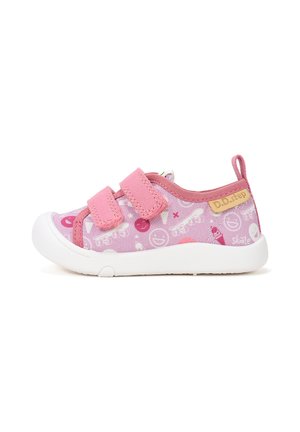Różowy sneaker dla malucha z białą podeszwą, dwoma paskami na rzepy, zabawnym nadrukiem i metką z logo "D.D.step" po boku.