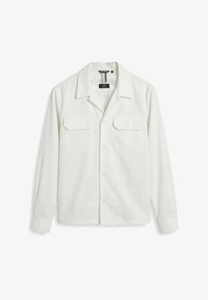 Witte blouse met lange mouwen, puntige kraag, twee borstzakken met klep en knoopsluiting aan de voorkant, weergegeven op een witte achtergrond.