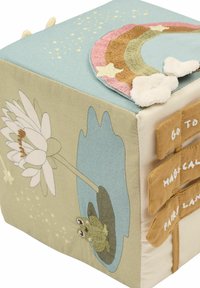 Stoffen kubus in pastelkleuren, met een geborduurd ontwerp van een lelie en een kikker, een regenboogpatch, en gelabelde kleppen in beige met witte tekst.