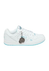 Weiße Sneakers mit hellblauen Akzenten, perforierter Zehenbox, strukturierten Seitenpaneelen und einem metallischen Charme, der an den Schnürsenkeln befestigt ist.