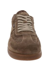 Bruine suède sneaker met ronde neus, lichtbeige veters en een gestructureerde rubberen zool. Beschikt over stiksels accentueert bij de neus en zijkanten.