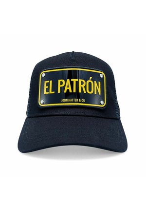 Svart keps med en böjd skärm, prydd med en gul rektangulär patch märkt "EL PATRÓN" i fet stil, accentuerad med två metallknappar.