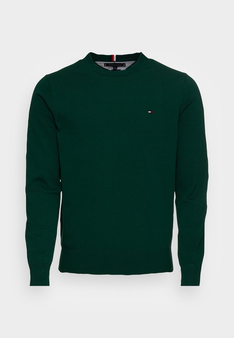 Pull vert foncé à manches longues avec col rond, poignets et ourlet côtelés, arborant un petit logo rouge, blanc et bleu sur la poitrine.