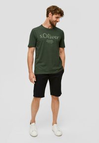 s.Oliver MIT GROSSEM LABEL - T-shirt print - tannengrün