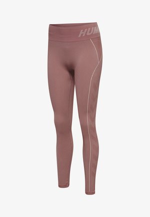 Różowe legginsy sportowe o strukturze prążkowanej, z wysokim stanem i kontrastującymi jaśniejszymi paskami po bokach. Logo umieszczone na górze.