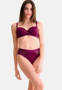 Bordeaux bh en set met hoge taille slips, met transparante gaaspanelen met geometrische patronen, beugels voor ondersteuning en verstelbare bandjes.