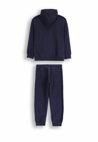 Granatowa bluza z kapturem z prążkowanymi mankietami i ściągaczem u dołu, w zestawie z dopasowanymi zwężanymi spodniami dresowymi z elastycznym pasem.
